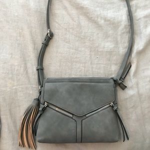 Diverse purse, holds lots of stuff!